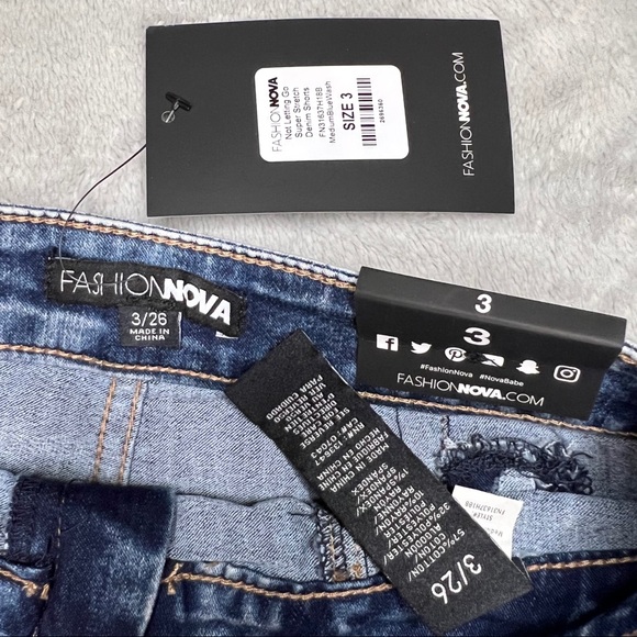 Fashion Nova Super Stretch Denim shorts - Medium Blue wash (SIZE 3) - Picture 8 of 10